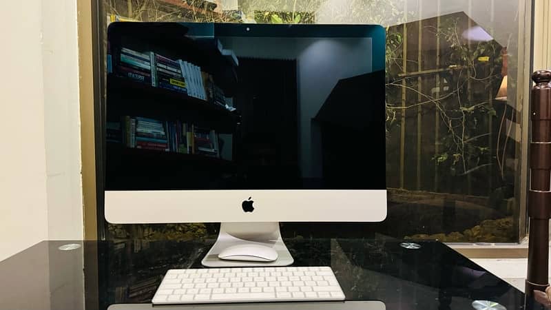 iMac 2015 4k 21 inch 9.5/10 with original magic keyboard and mouse 0