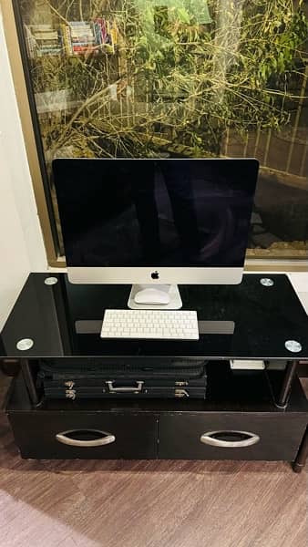 iMac 2015 4k 21 inch 9.5/10 with original magic keyboard and mouse 1