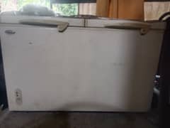 freezer large size in good condition 0