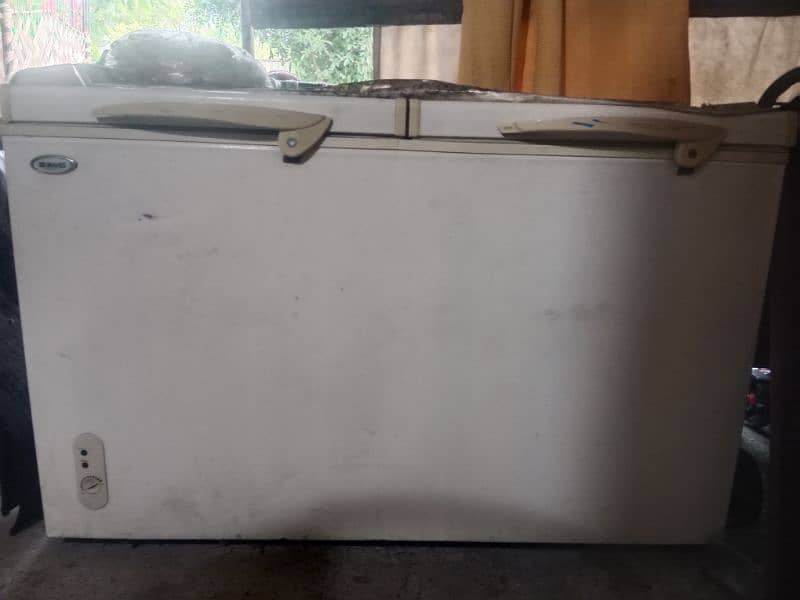 freezer large size in good condition 1