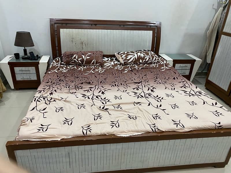 KING SIZE BED - 2 SIDE TABLE - MIRROR WITH DRESSING TABLE FOR SELL 0