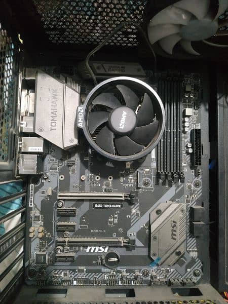 MSI B450 Tomahawk with AMD Wraith CPU Cooler Box 0