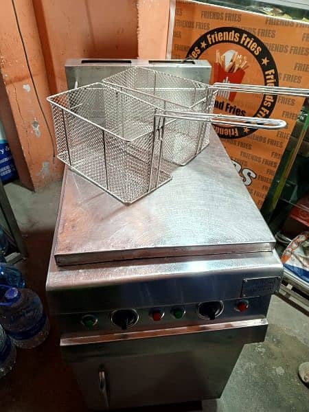 chef point deep fryer in excellent condition with new cylinder and gas 4