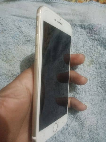 I am selling my iphone 7g PTA APPROVED 128 gb silver colour 1