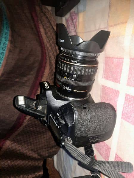 Canan 7D camera with lens 28.105 3