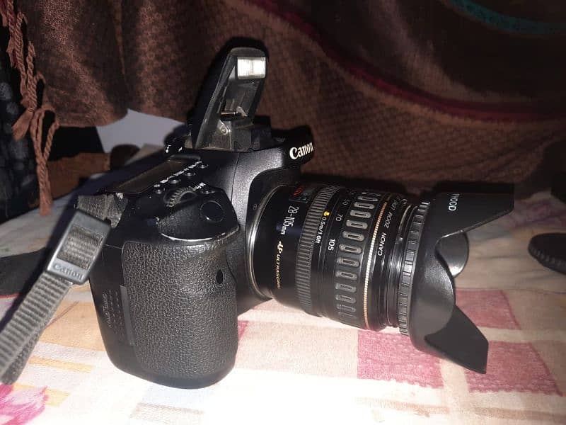 Canan 7D camera with lens 28.105 5