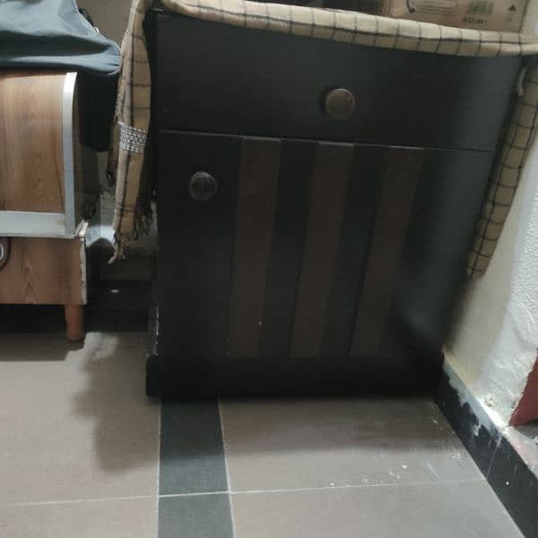 bed side table dressing good condition 0