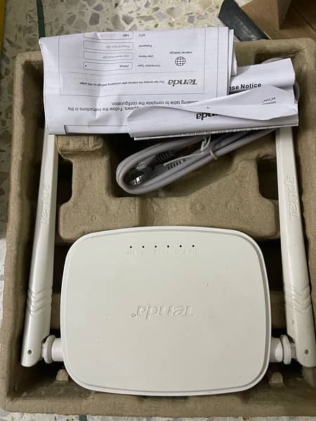 Tenda router with charger 1