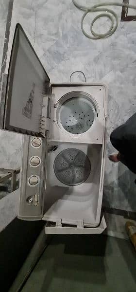 washing machine with spin dryer. full size 1
