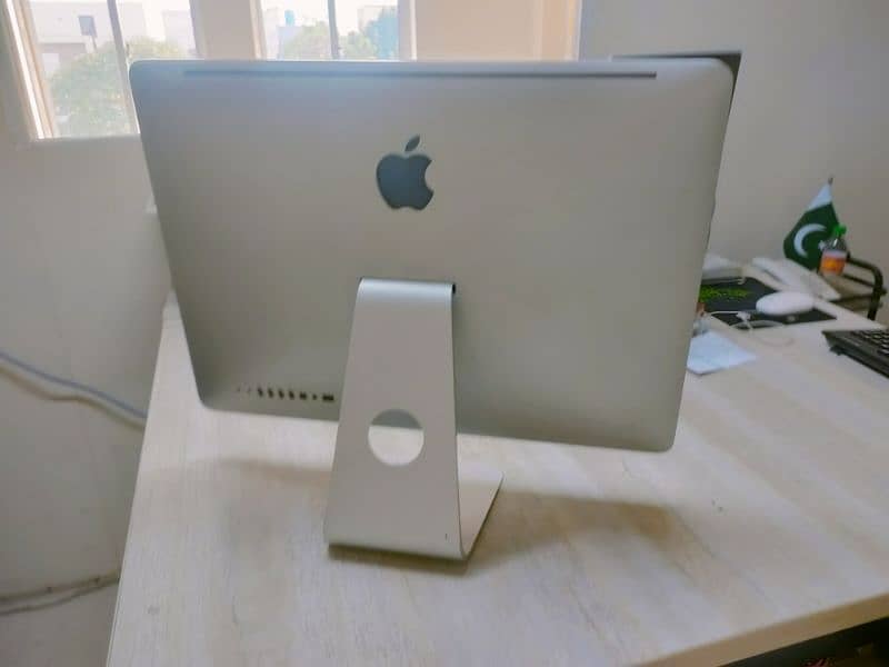 Apple iMac 2011 21.5-inch Display 2