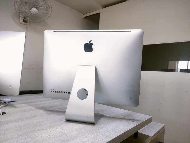 Apple iMac 2011 21.5-inch Display 3