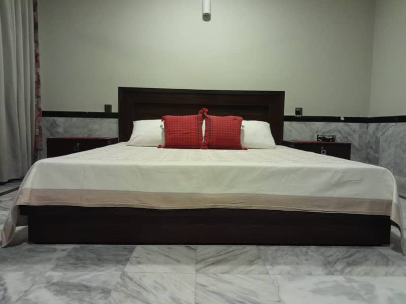 King Size Bed with side tables and dressing table 3