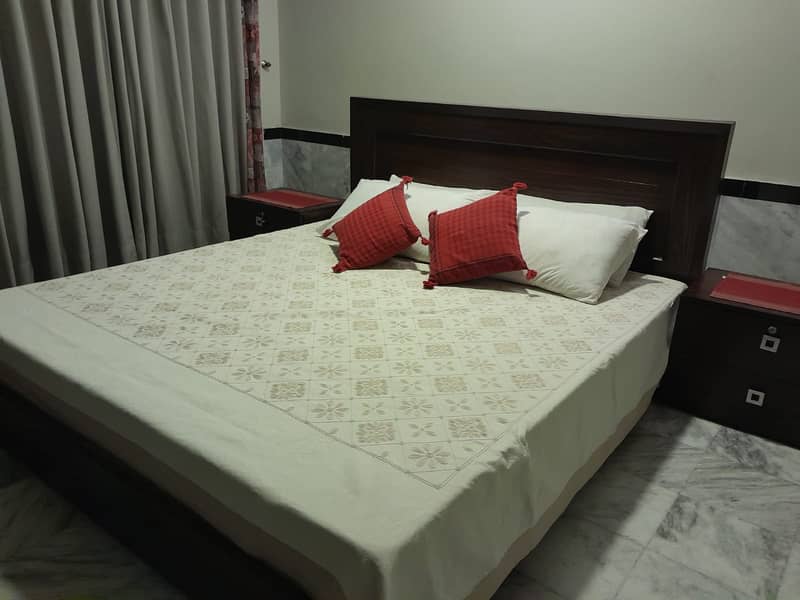 King Size Bed with side tables and dressing table 8