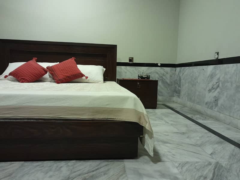 King Size Bed with side tables and dressing table 9