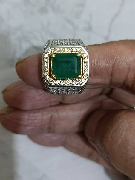 Top quality emerald in a  heavy hand made crafted ring. lab certified. 1