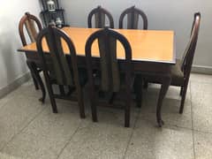 dinning table of 6 chairs
