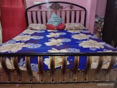 rod iron bed king size condition was gud ND medicated mattress