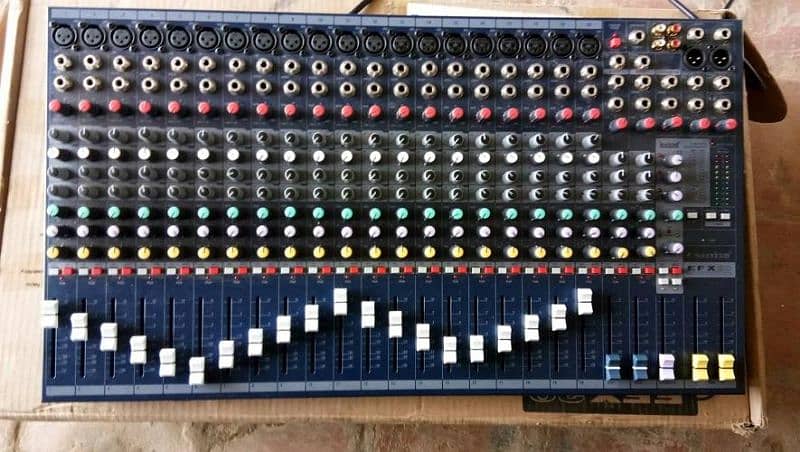 Soundcraft EFX 20 channel Mixing Console Pree mixer sound system dj 1