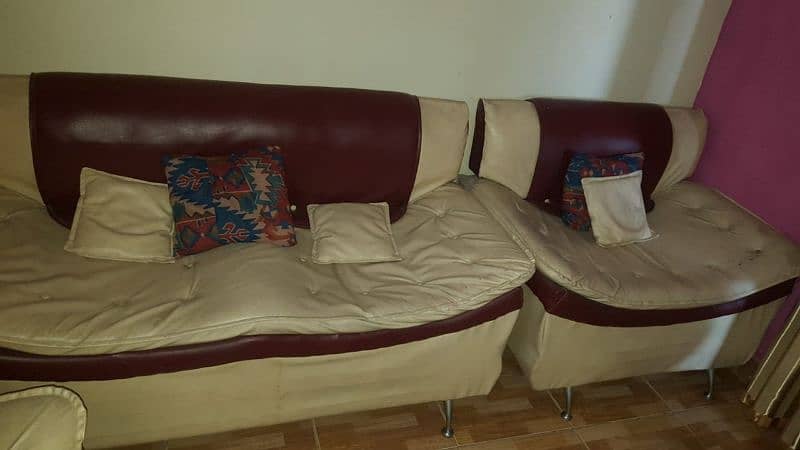 I am selling sofa set 6 seater 1