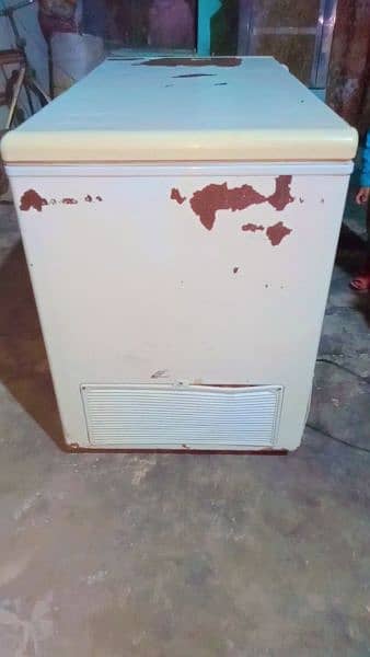 freezer for sell bus color kharab hai Baki 10 by 10 condition 3