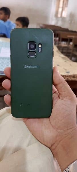 Samsung Galaxy S 9 Edge Screen. Compact screen size 5.8 inches 2