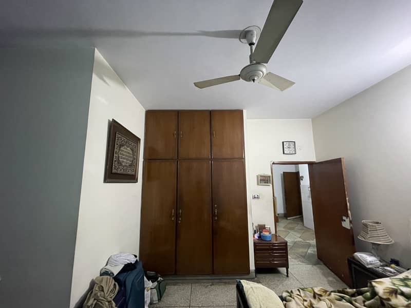 5 marla lower portion rent near to emporium mall 4