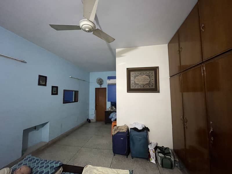 5 marla lower portion rent near to emporium mall 8