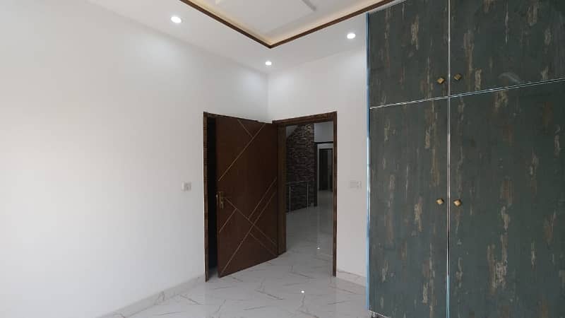 Prime Location Upper Portion In Izmir Town Sized 20 Marla Is Available 4
