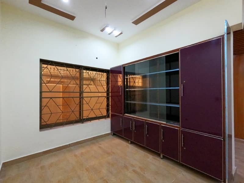 A House Of 10 Marla In Rs. 27000000 10