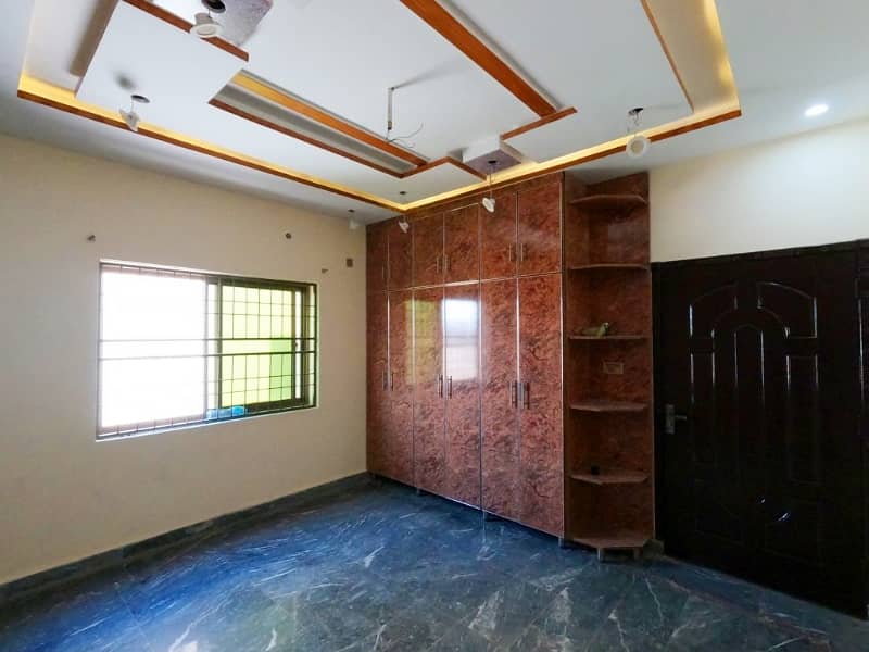 A House Of 10 Marla In Rs. 27000000 24