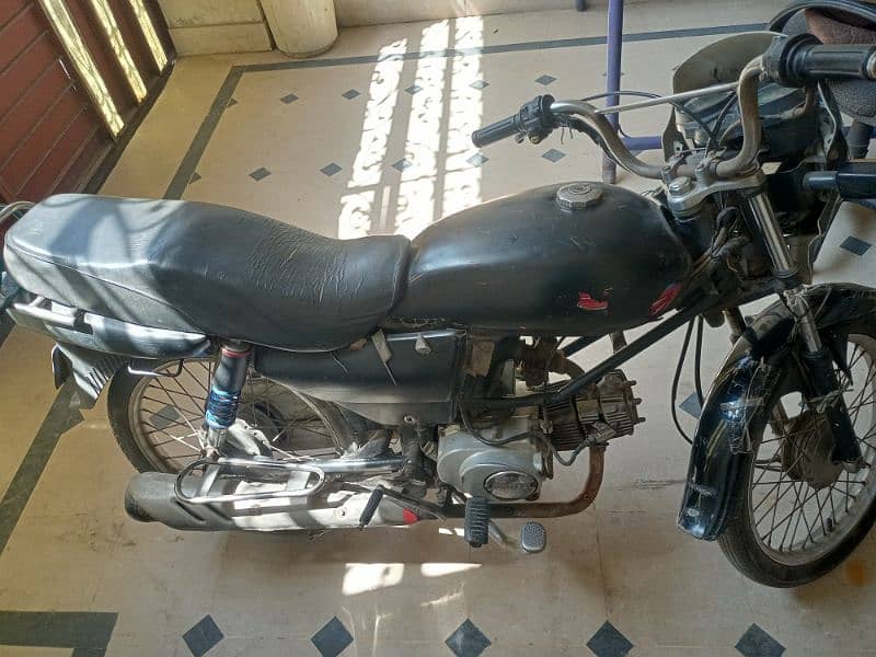 UNITED 100 CC | Black Papered | Normal Condition 6