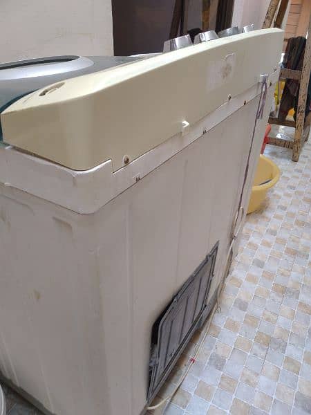 dawlance washing machine semi automatic in working condition 4