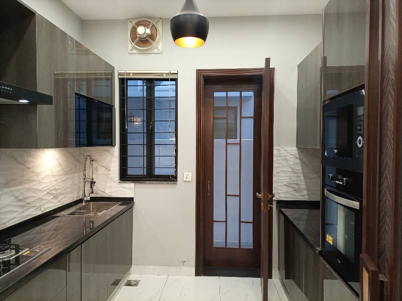 10 MARLA BEAUTIFUL HOUSE FOR RENT IN DHA PHASE 8 9