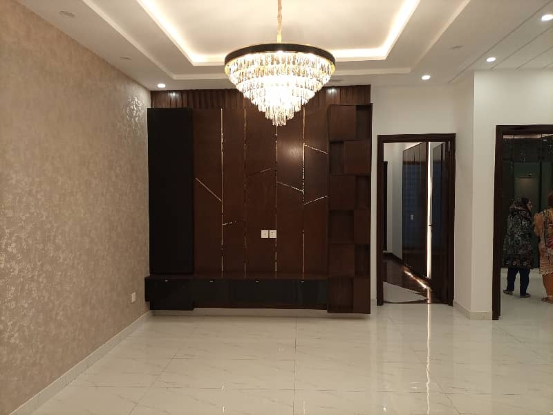 10 MARLA BEAUTIFUL HOUSE FOR RENT IN DHA PHASE 8 11