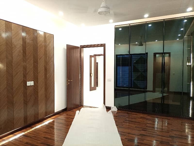 10 MARLA BEAUTIFUL HOUSE FOR RENT IN DHA PHASE 8 15