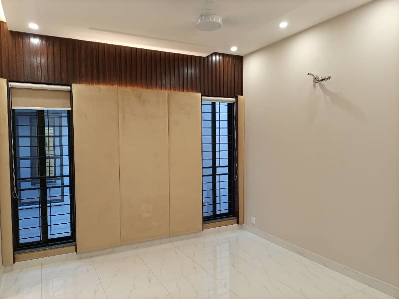 10 MARLA BEAUTIFUL HOUSE FOR RENT IN DHA PHASE 8 19
