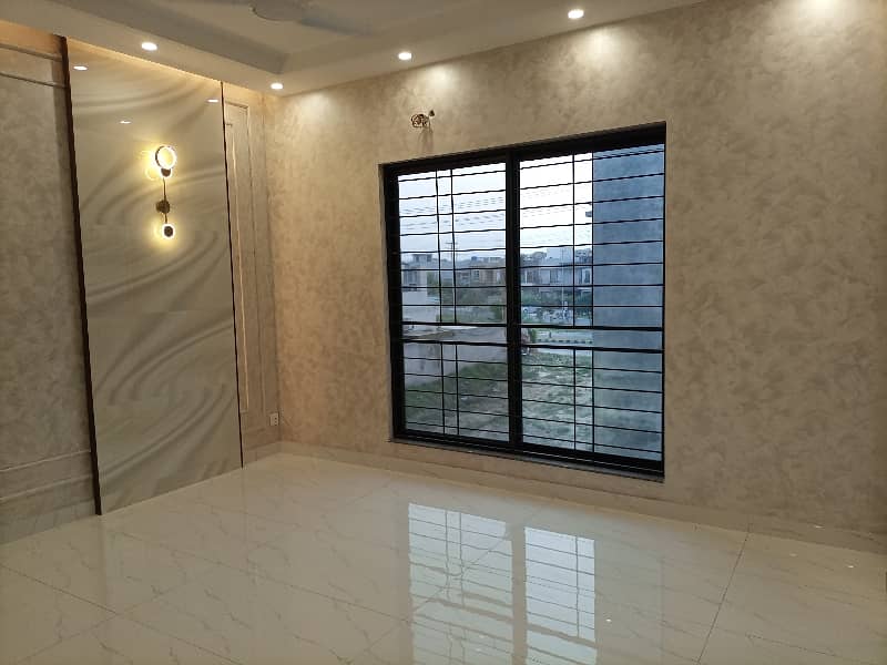 10 MARLA BEAUTIFUL HOUSE FOR RENT IN DHA PHASE 8 24