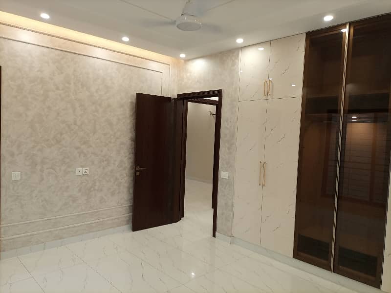 10 MARLA BEAUTIFUL HOUSE FOR RENT IN DHA PHASE 8 29