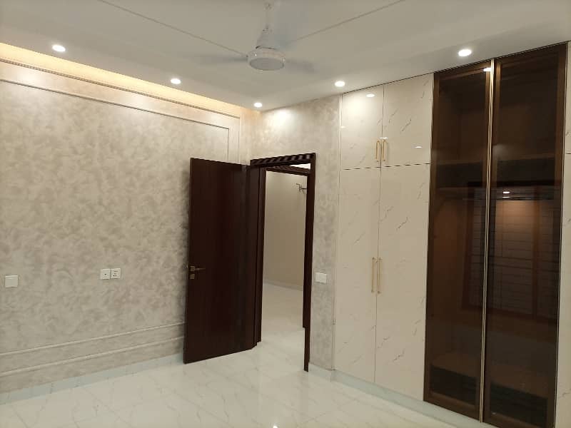 10 MARLA BEAUTIFUL HOUSE FOR RENT IN DHA PHASE 8 31