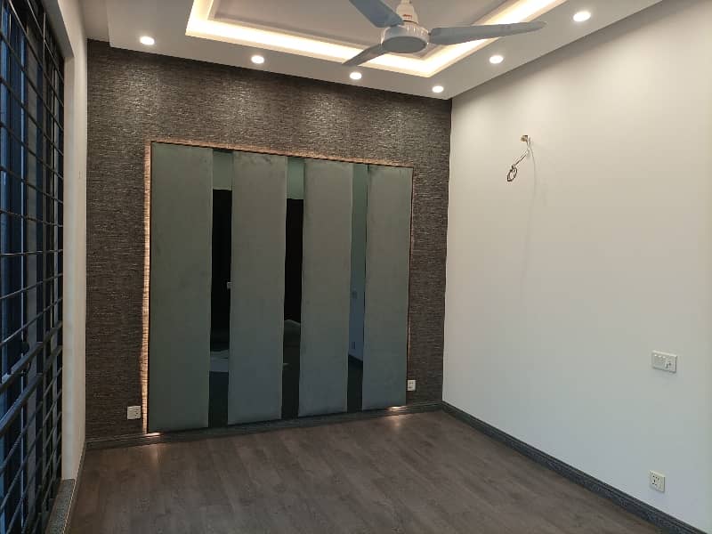 10 MARLA BEAUTIFUL HOUSE FOR RENT IN DHA PHASE 8 37