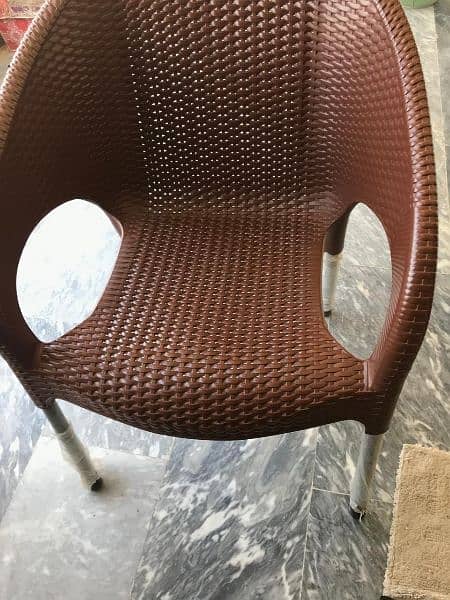 table chairs for sale in new condition 1