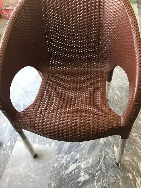 table chairs for sale in new condition 3