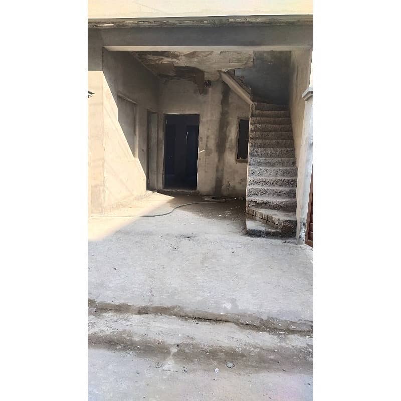 TRIPLE STOREY GREY STRUCTURE HOUSE FOR SALE IN NASHEMAN IQBAL 4