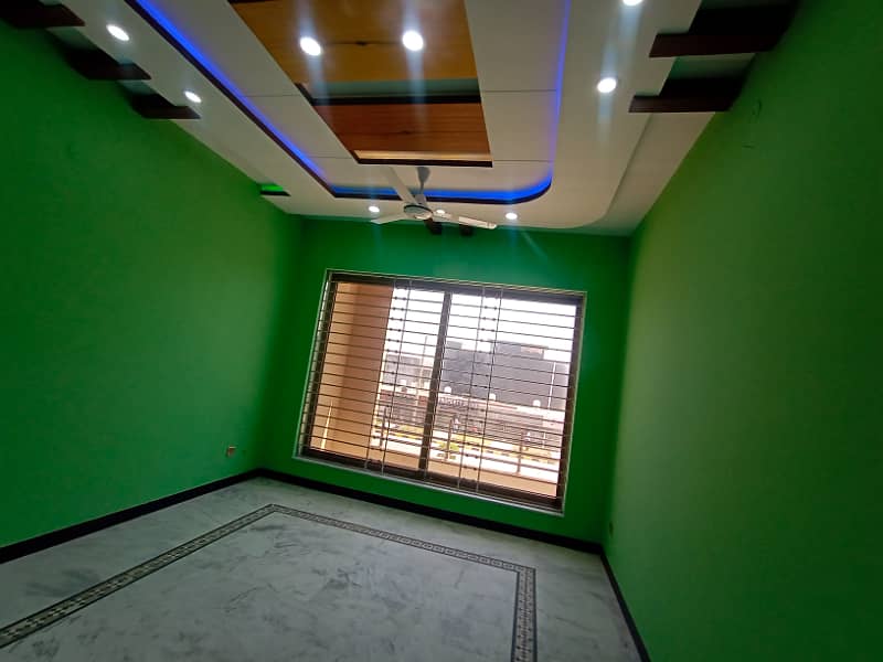MULTI GARDENS B17 ISLAMABAD 8 MARLA ON MAIN DOUBLE ROAD (MR11) SUNFACE BASEMENT * GROUND * FRIST * SECOND FLOOR HOUSE AVAILABLE FOR SALE ON INVESTOR RATE 4