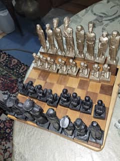 ANTIQUE WORLD PRESENT  EYGHPTION CHESS SET IN A ONE CONDATION IMPORTD