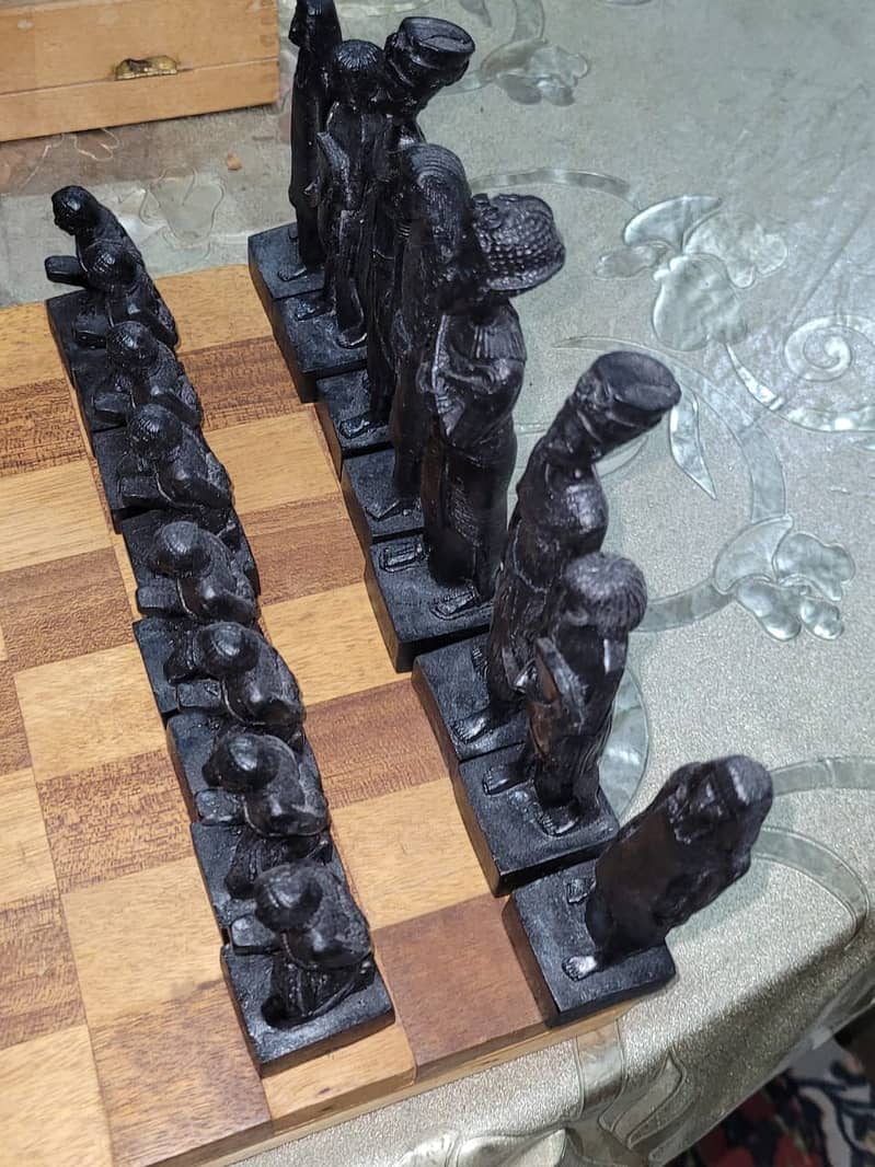 ANTIQUE WORLD PRESENT  EYGHPTION CHESS SET IN A ONE CONDATION IMPORTD 1
