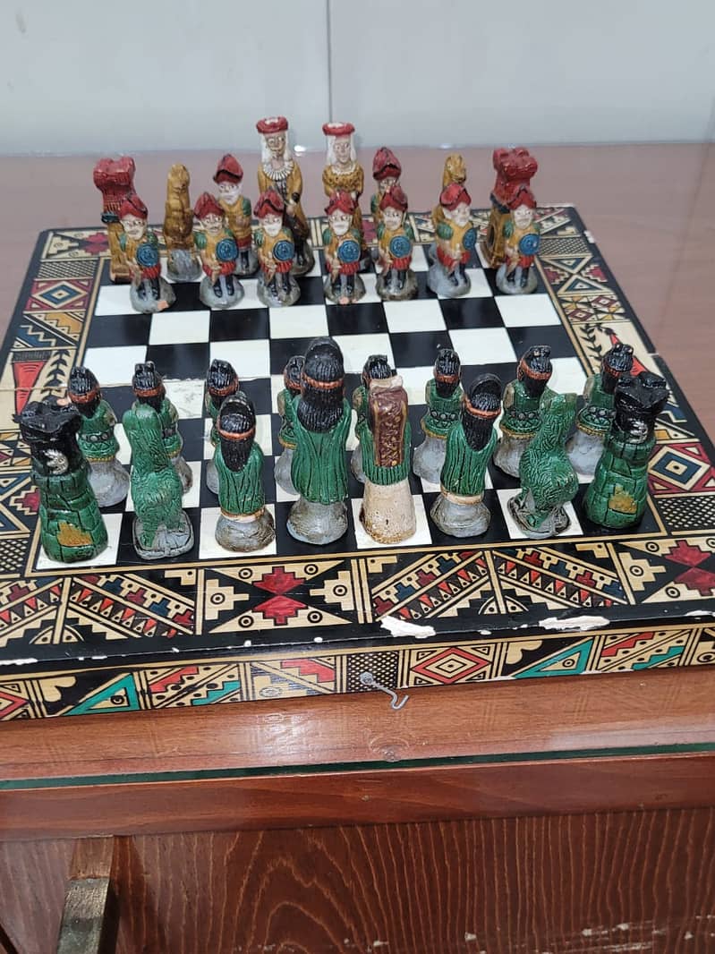 ANTIQUE WORLD PRESENT  EYGHPTION CHESS SET IN A ONE CONDATION IMPORTD 6