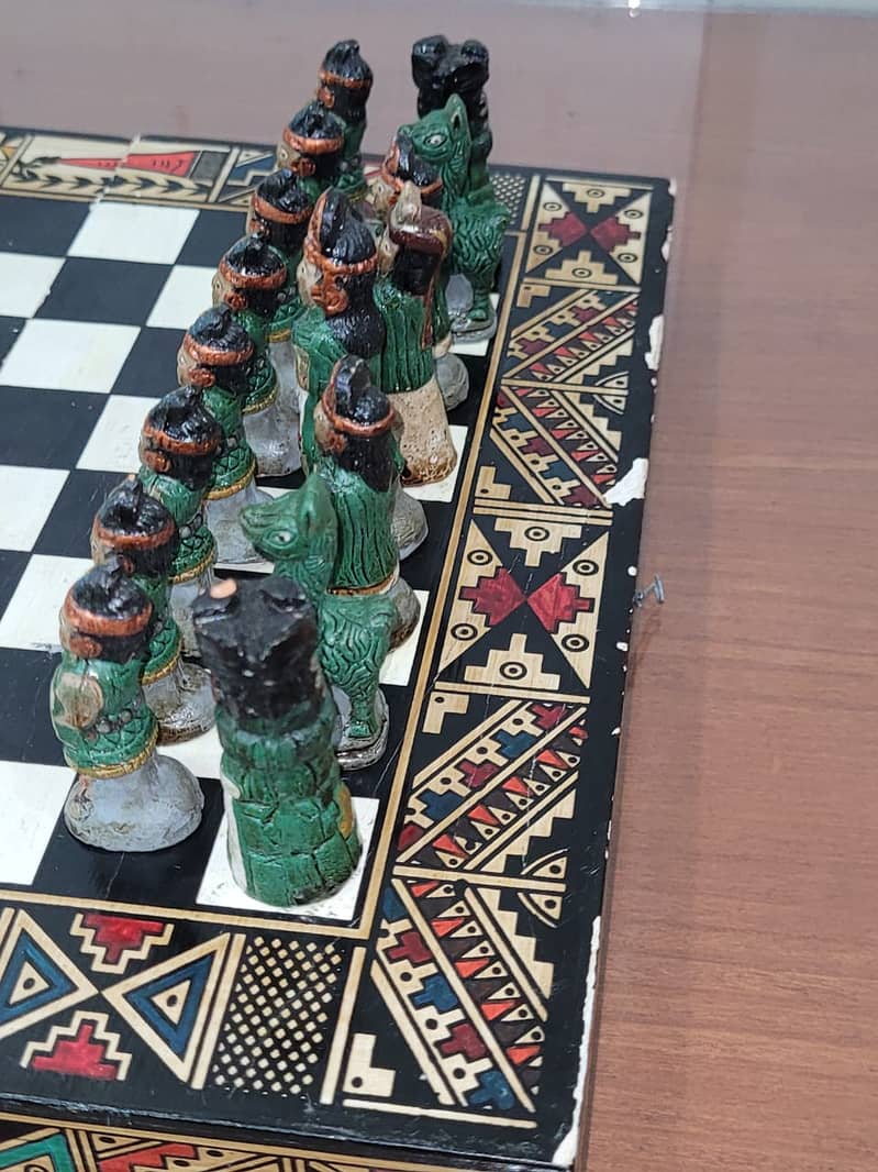 ANTIQUE WORLD PRESENT  EYGHPTION CHESS SET IN A ONE CONDATION IMPORTD 7