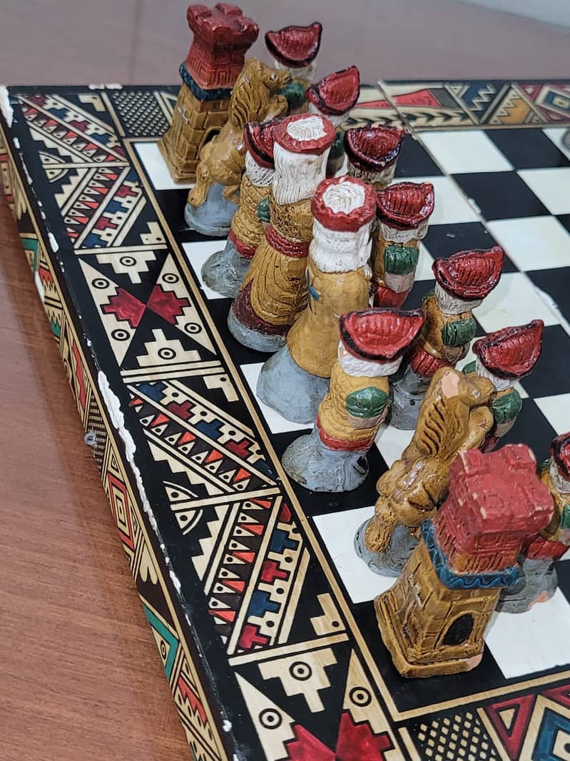 ANTIQUE WORLD PRESENT  EYGHPTION CHESS SET IN A ONE CONDATION IMPORTD 8