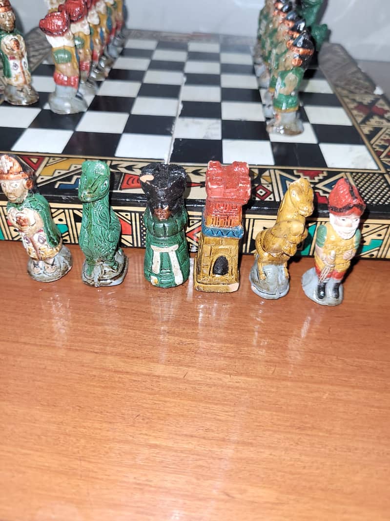 ANTIQUE WORLD PRESENT  EYGHPTION CHESS SET IN A ONE CONDATION IMPORTD 9